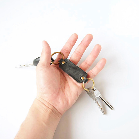 「Gitten 鑰匙圈（黑色）」是一款黃銅和皮革製成的鑰匙圈，握在手中非常舒適。 第6張的照片