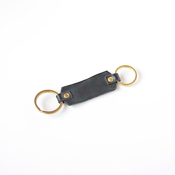 「Gitten 鑰匙圈（黑色）」是一款黃銅和皮革製成的鑰匙圈，握在手中非常舒適。 第2張的照片