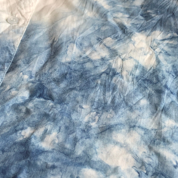 №21 秋に羽織りたい◉空雲(そらくも)シャツブラウス 正藍染 綿100% しわ加工 7枚目の画像