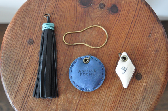 ４点set　送料無料 新作 名入出来るレザーバッグチャーム　オリジナルキーリング 刺繍 1枚目の画像