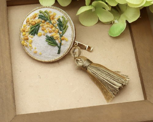 ポニーフック「猫とミモザ」手刺繍 ネコみみリボンポニーフック(ミモザ・グリーンフラワー) ポニーフック