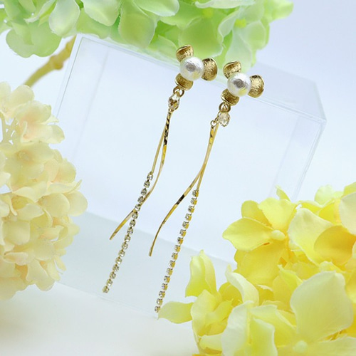 コットンパールとスワロフスキーのフラワーピアス/ゴールド handmade