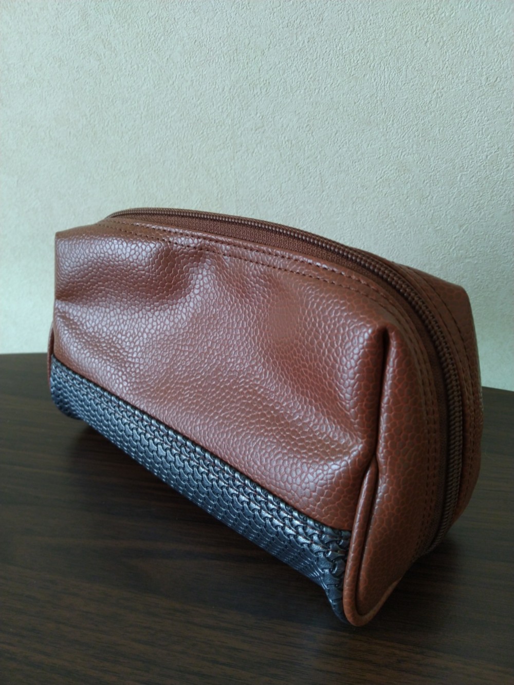 【人工レザーでアルコール除菌OK】ブラウン×メタリックシルバ―のポーチ