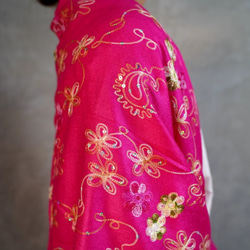 ≪プレゼントに≫フラワー刺繍　スパンコール　ビスコース　ストール　ピンク 3枚目の画像