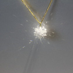 光の結晶ネックレス 3枚目の画像