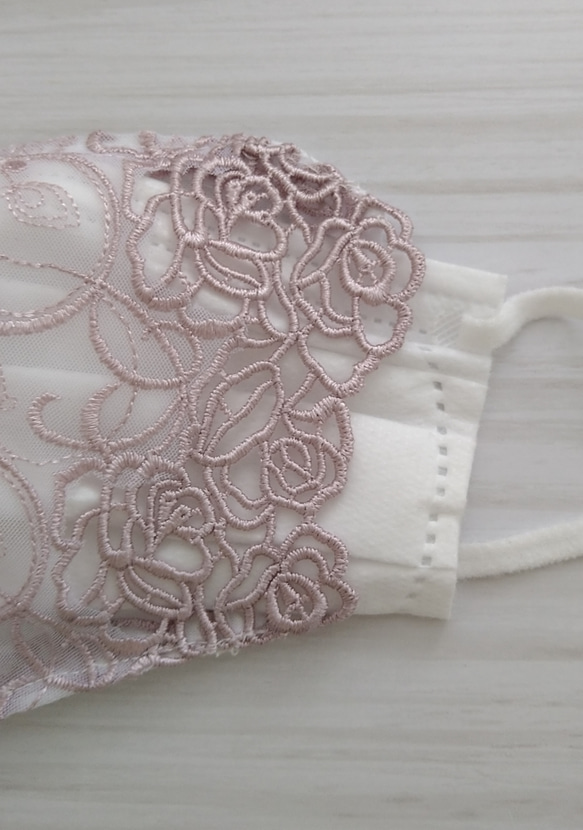 【送料込み】不織布マスクカバー  チュールレース 薔薇刺繍  バラ 肌に優しい 4枚目の画像