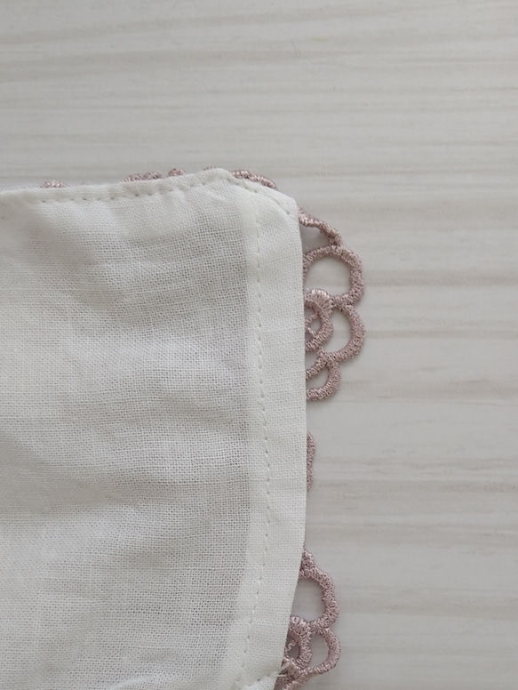 【送料込み】不織布マスクカバー  チュールレース 薔薇刺繍  バラ 肌に優しい 6枚目の画像