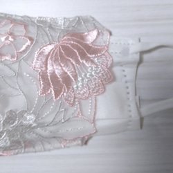 【送料込み】不織布マスクカバー おしゃれ  シルバーレース 光沢刺繍 ピンク刺繍花柄  肌に優しい ブライダル 2枚目の画像