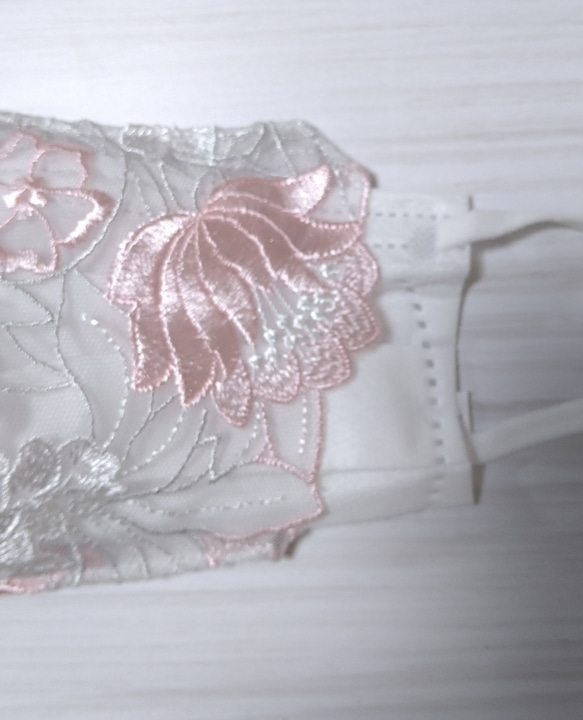 【送料込み】不織布マスクカバー おしゃれ  シルバーレース 光沢刺繍 ピンク刺繍花柄  肌に優しい ブライダル 2枚目の画像