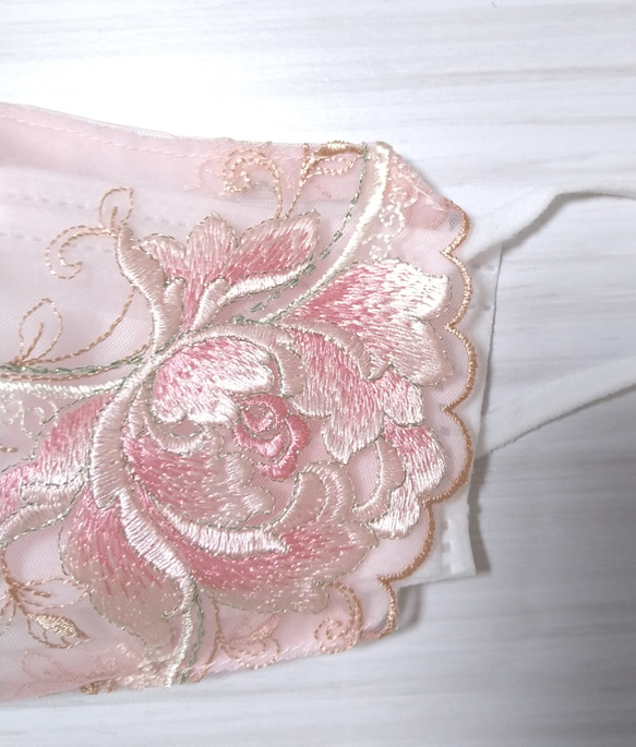 【送料込み】 不織布マスクカバー ピンク 大輪花柄 ラメ刺繍    肌に優しい 2枚目の画像