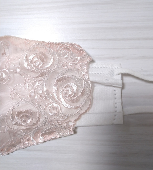 送料込み 不織布マスクカバー ピンク チュールレース  薔薇刺繍 ラメ刺繍  肌に優しい 2枚目の画像