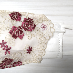 【送料込み】不織布マスクカバー   ベージュ　　薔薇刺繍   ゴールドラメ刺繍  肌に優しい  花柄 2枚目の画像