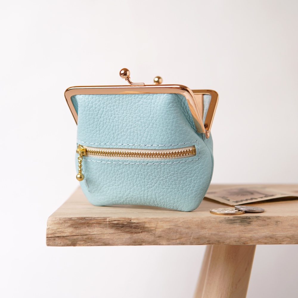 爽やかパステルブルー たくさん入る小さながま口財布