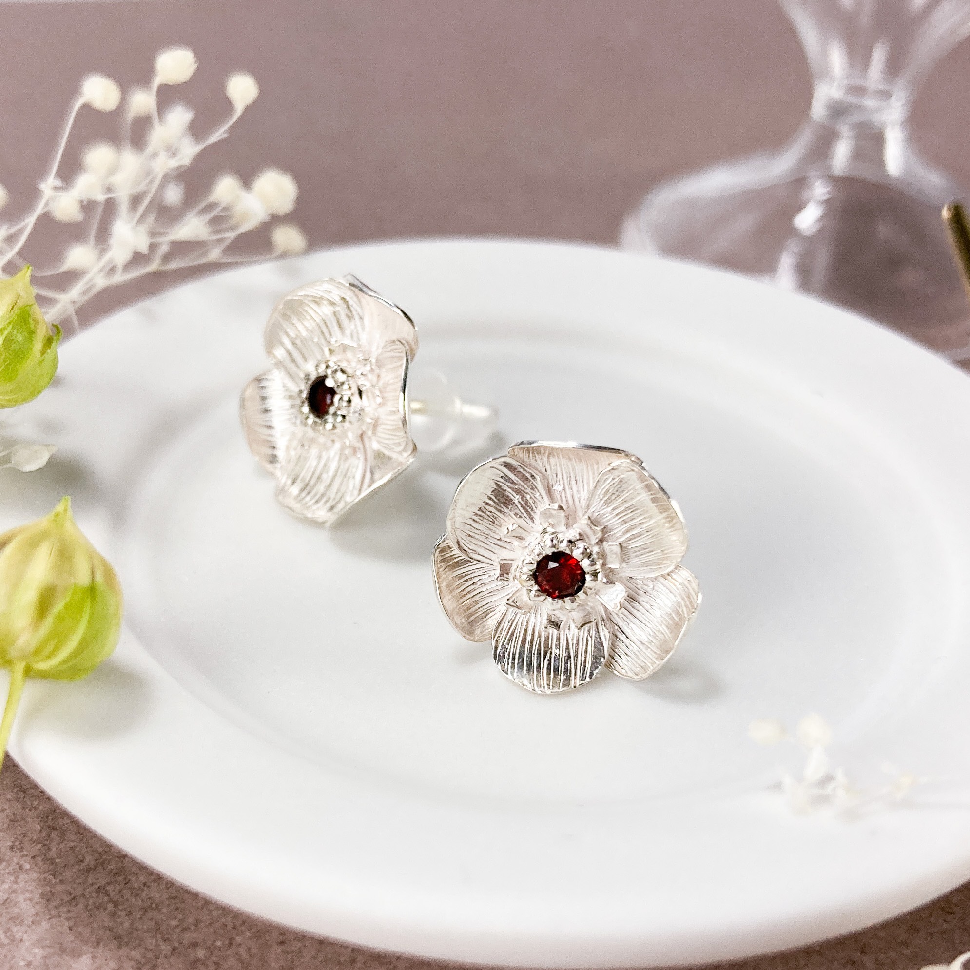 【受注】アネモネとガーネットのスタッドピアス SV925