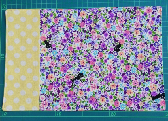 20×30 紫の花畑ねこ×イエロー×ピンク　ランチョンマット 6枚目の画像