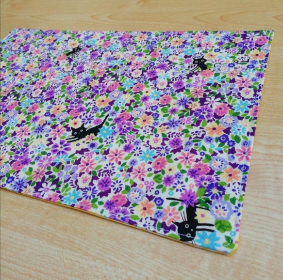 20×30 紫の花畑ねこ×イエローギンガムチェック　ランチョンマット 4枚目の画像