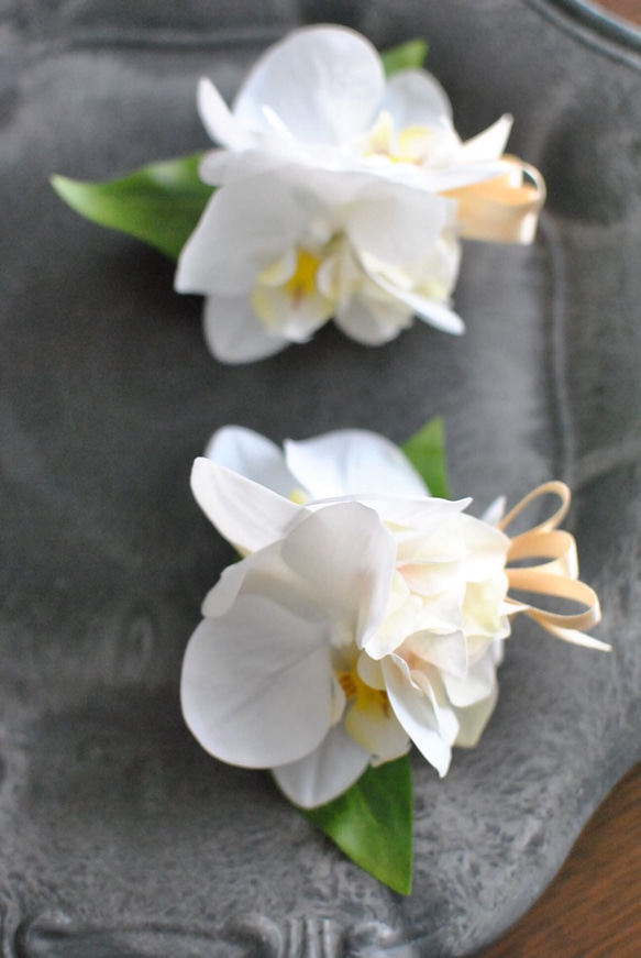 スタイリッシュな胡蝶蘭（コチョウラン）のコサージュ 4枚目の画像