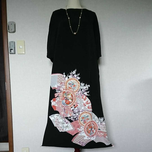 黒留袖 花鳥模様後染めフレアー袖フォーマルドレス。