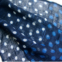 藍のグラデーションが美しい藍染麻混スカーフ　（柄30）藍染め 2枚目の画像