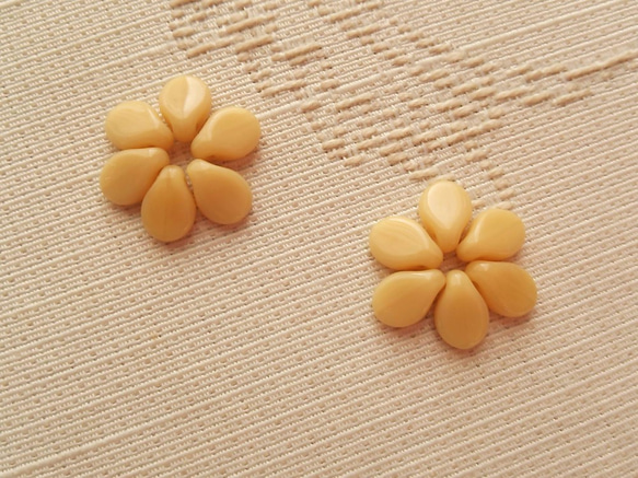 ミルクベージュの花　チェコビーズ　5X7mm 12個 1枚目の画像