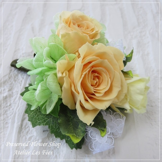 プリザーブドフラワーのコサージュ　優しいオレンジ色のミニバラ　磁石で留めるタイプ　Frais (bc-0104y)