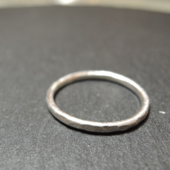 1.6㎜幅のぷくっとシルバーリング（槌目マット仕上げ） 1枚目の画像