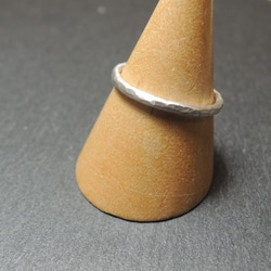 1.6㎜幅のぷくっとシルバーリング（槌目マット仕上げ） 2枚目の画像