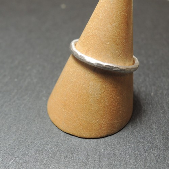 1.6㎜幅のぷくっとシルバーリング（槌目マット仕上げ） 2枚目の画像