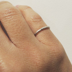 1.6㎜幅のぷくっとシルバーリング（槌目マット仕上げ） 3枚目の画像