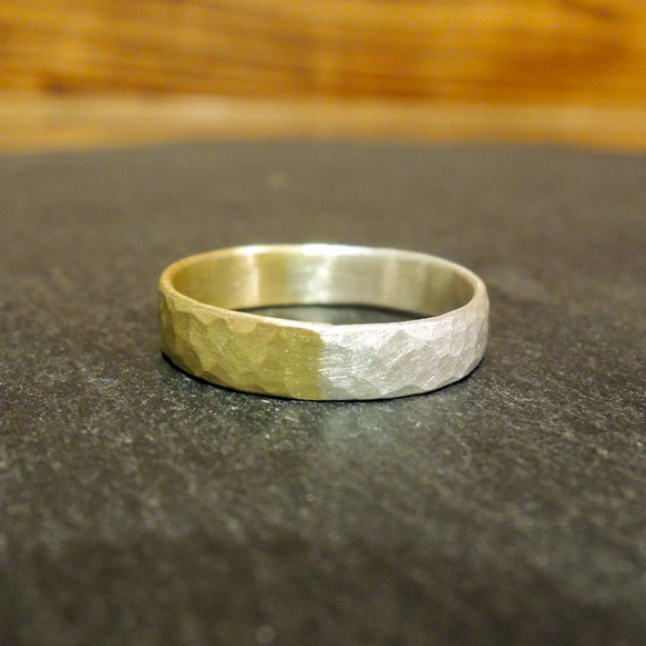 4.5ｍｍ幅の真鍮とシルバーの槌目ハーフリング（槌目マット仕上げ） 2枚目の画像