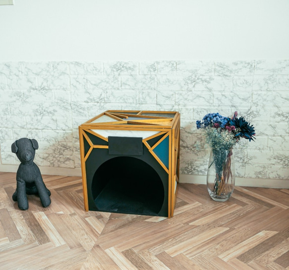 モダンドッグハウス　ゴールド＆ブラック　木製　犬小屋　犬　猫　オーダー可能 1枚目の画像