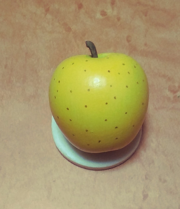 手彫りリンゴ(シナノゴールド)マグネット 1枚目の画像