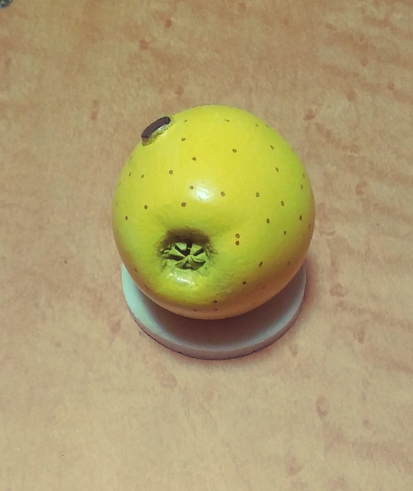 手彫りリンゴ(シナノゴールド)マグネット 2枚目の画像