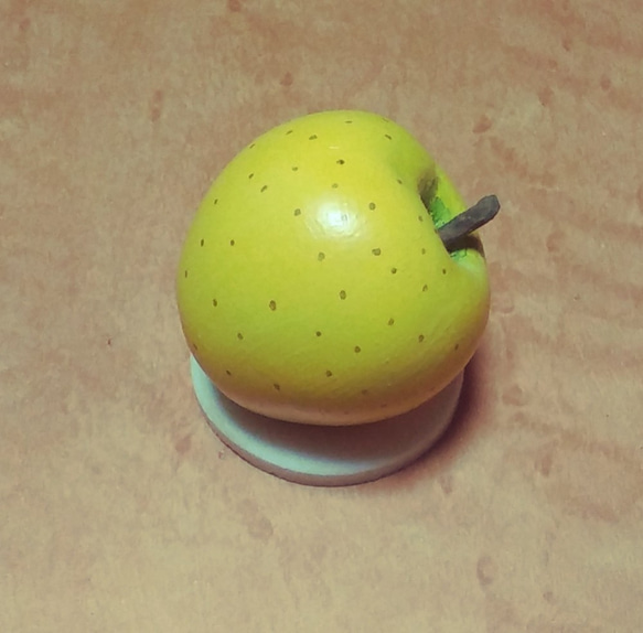 手彫りリンゴ(シナノゴールド)マグネット 3枚目の画像