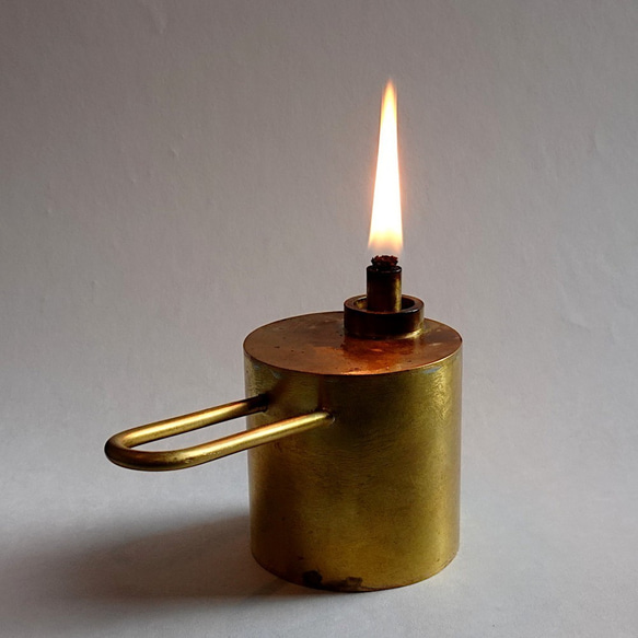小さなとってが付いた真鍮のオイルランプ キャンドル・キャンドル