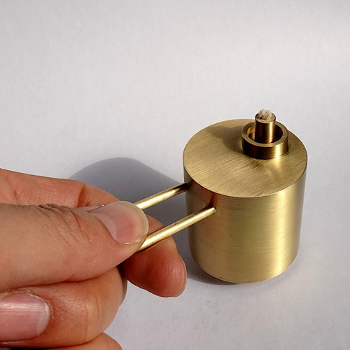 小さなとってが付いた真鍮のオイルランプ キャンドル・キャンドル