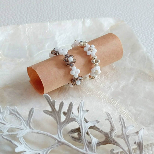 【c-7】ビーズリング ✿ 韓国 モノクロ お花 c-7】ビーズリング ✿ 韓国 モノクロ お花