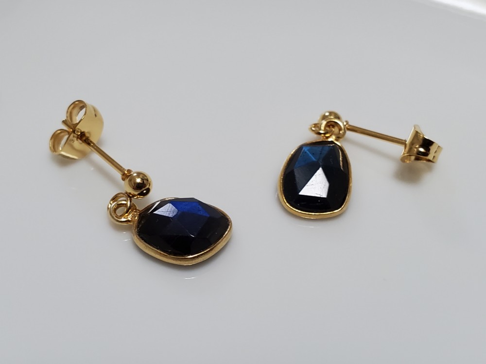 ブラックラブラドライト　枠留め　ローズカット　10×7mm　スタッドピアス　ゴールド色　18KGP