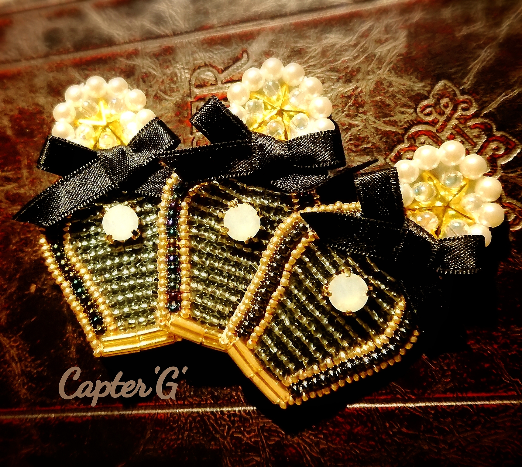 刺繍つき アンティークの香水瓶兼ブローチ