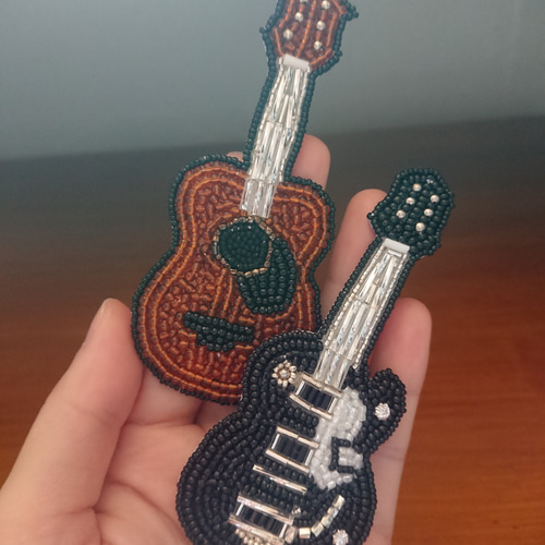 黒エレキギター(グレッチ風)ビーズ刺繍ブローチ ブローチ Capter 'G