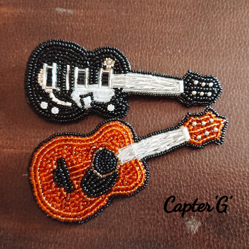 ギター　ビーズ刺繍ブローチNO.9 アコースティックギター(茶)ビーズ刺繍ブローチ ブローチ Capter 'G