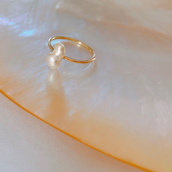 ユニークな形のケシ南洋白蝶真珠が可愛い♡Gold14Kリング【RG9-001】 2枚目の画像