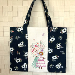 手刺繍のレッスンバッグ 花束と女の子 1枚目の画像