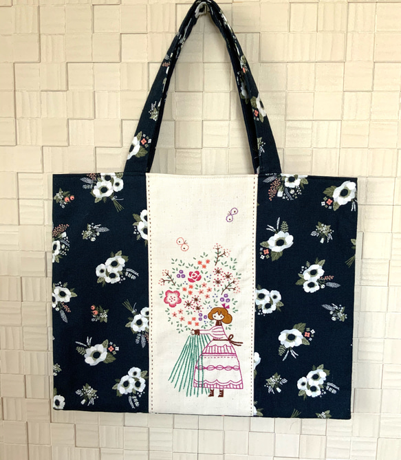 手刺繍のレッスンバッグ 花束と女の子 1枚目の画像