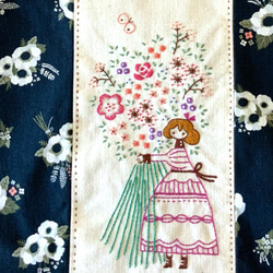 手刺繍のレッスンバッグ 花束と女の子 3枚目の画像