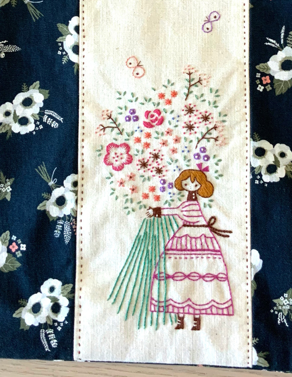 手刺繍のレッスンバッグ 花束と女の子 3枚目の画像