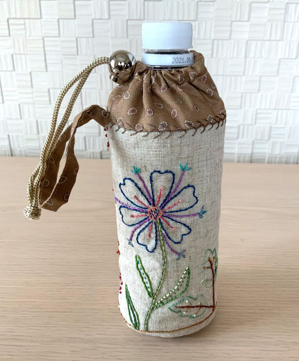 手刺しゅう ペットボトルカバー  (500ml) 　野の花　 2枚目の画像