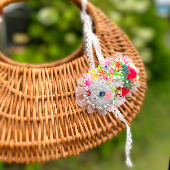 羊毛刺繍のキラキラブローチ 2枚目の画像