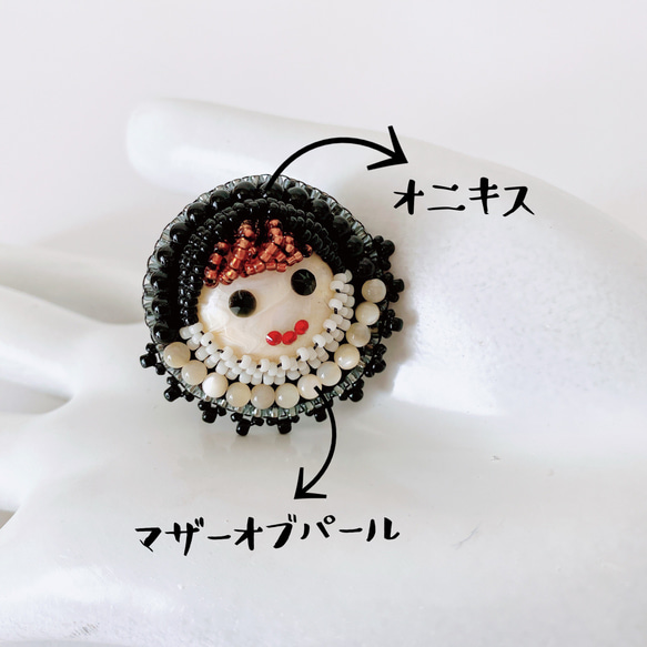 ビーズ刺繍 リング「ニコニコ丹子(にこ)ちゃん」リング•オニキス×マザーオブパール•箱付き•土台黒 3枚目の画像