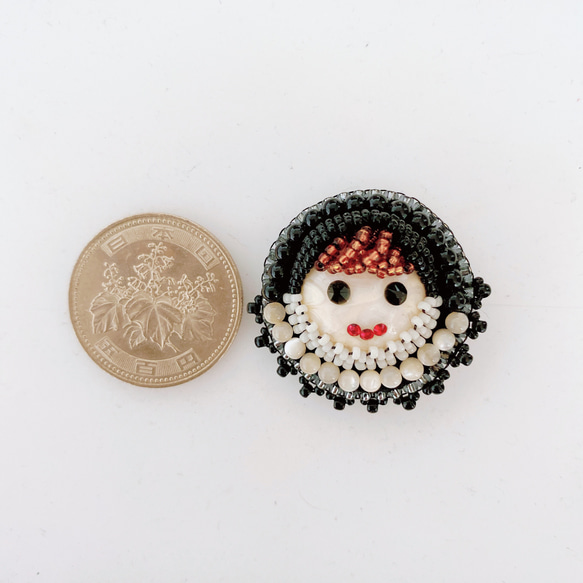 ビーズ刺繍 リング「ニコニコ丹子(にこ)ちゃん」リング•オニキス×マザーオブパール•箱付き•土台黒 8枚目の画像